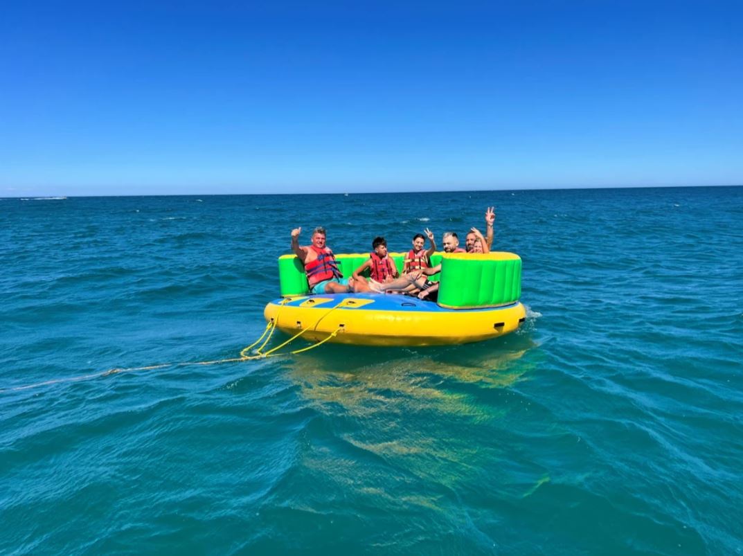 Bouée tractée à Fréjus : fous rires et sensations en Méditerranée