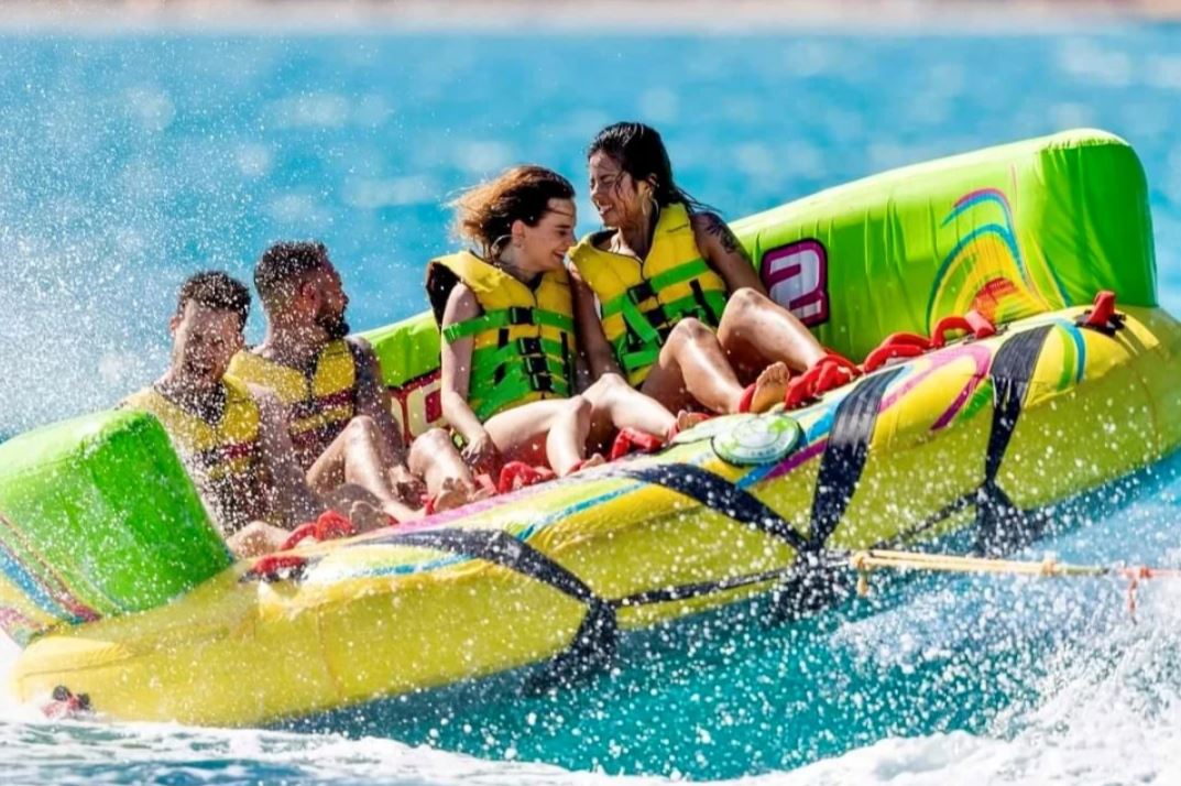 Bouée tractée à Fréjus : fous rires et sensations en Méditerranée