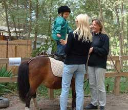 Bébé cavalier 2–4 ans –Encore bébé, et déjà cavalier. Atelier découverte équitation au Dramont, Saint-Raphaël